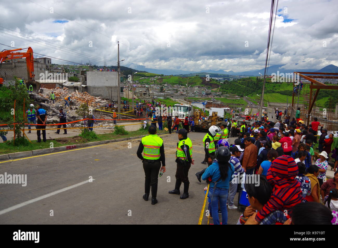 Quito, Équateur - avril,17, 2016 : maison détruite par un tremblement de terre avec l'équipe de sauvetage et de machinerie lourde dans la partie sud de la ville. Banque D'Images