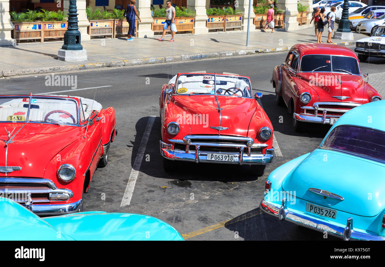 American Classic cars, taxis Cubains, l'attente dans la Habana Vieja, Cuba La Havane Banque D'Images