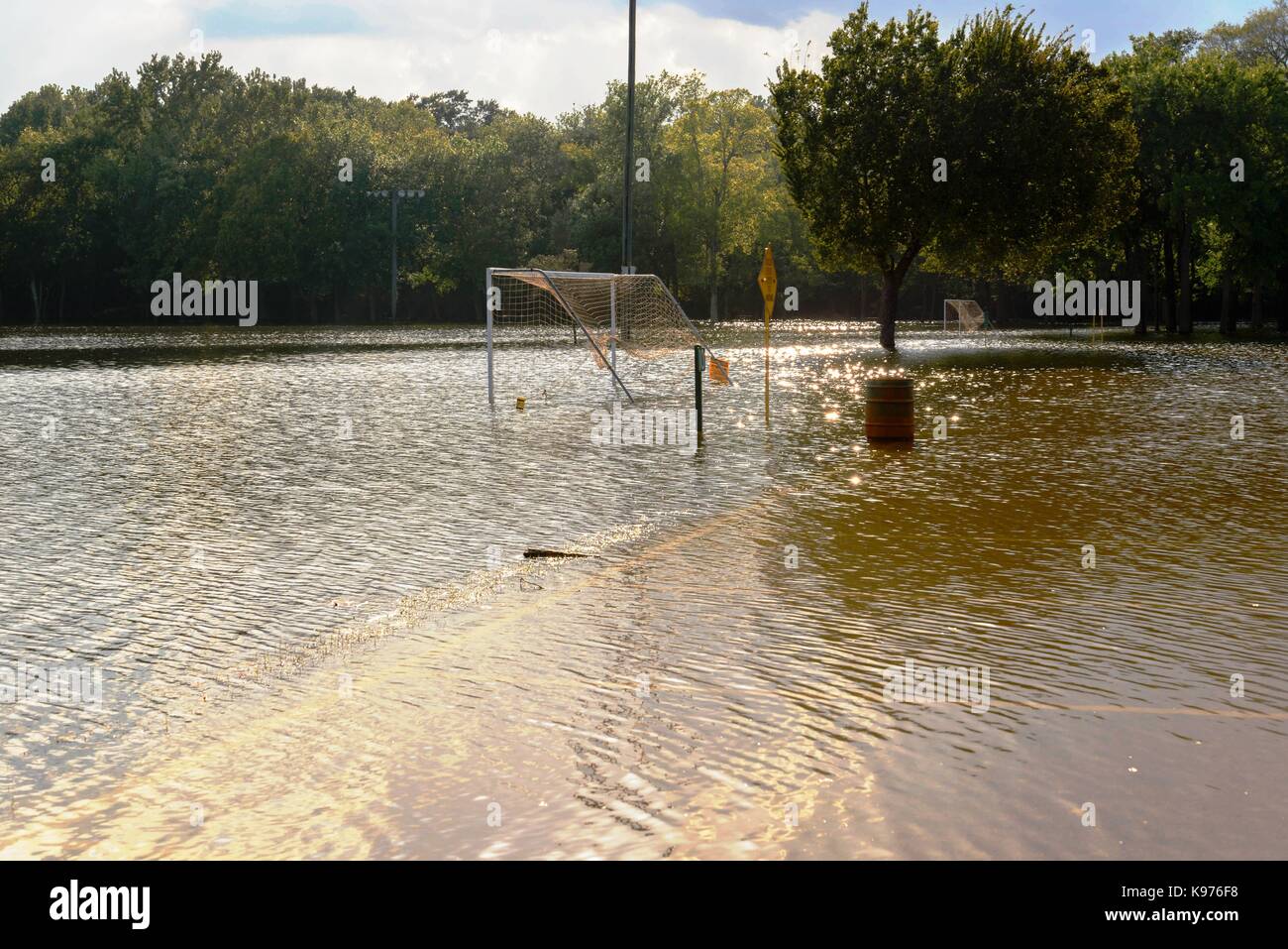 Houston post-harvey ouragan permanent dans les eaux du réservoir addick, septembre 20, 2017 Banque D'Images