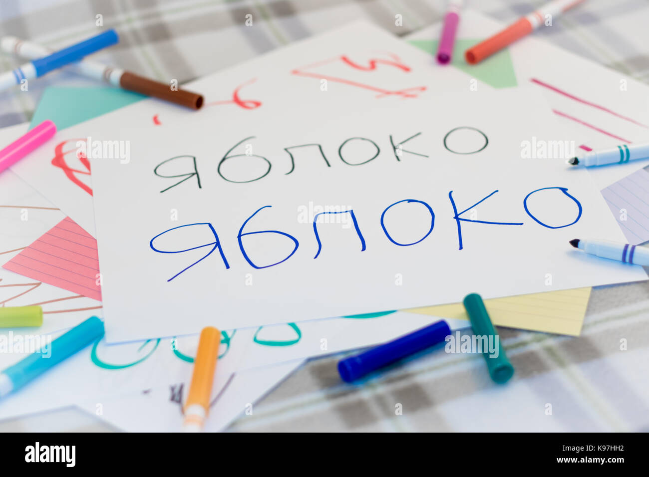 Les enfants russes ; nom de l'écriture de fruits pour la pratique (traduction ; Apple) Banque D'Images