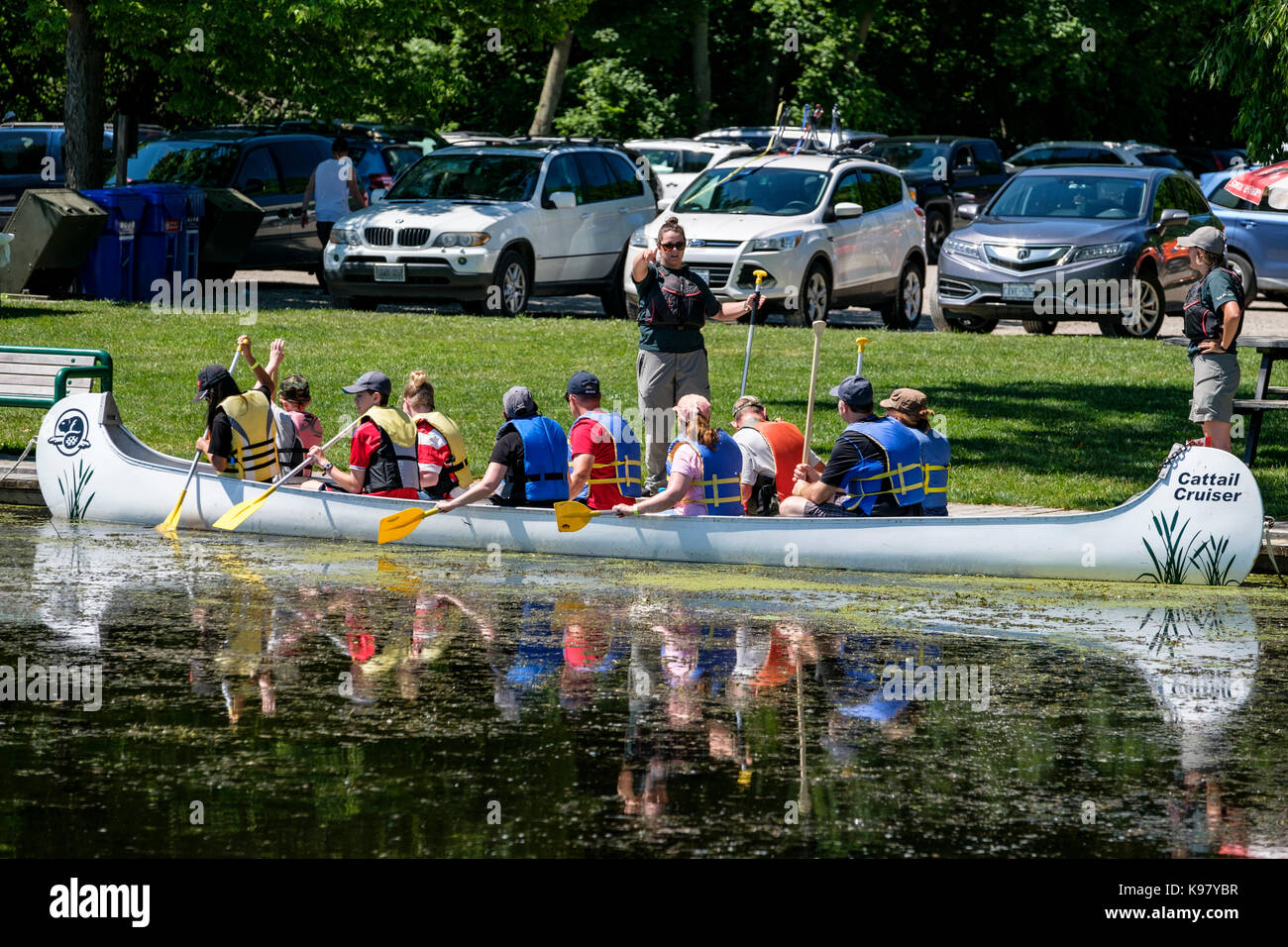 Groupe de visiteurs sur un canot sur une journée d'été au parc national de la Pointe-Pelée recevant des instructions avant un voyage en canot, Leamington, Ontario, Canada. Banque D'Images