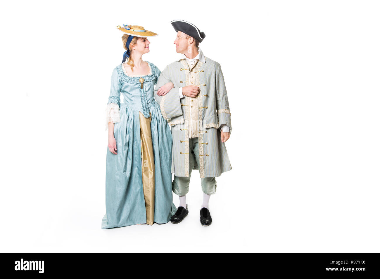 Beau couple de longue robe médiévale isolated on white Banque D'Images