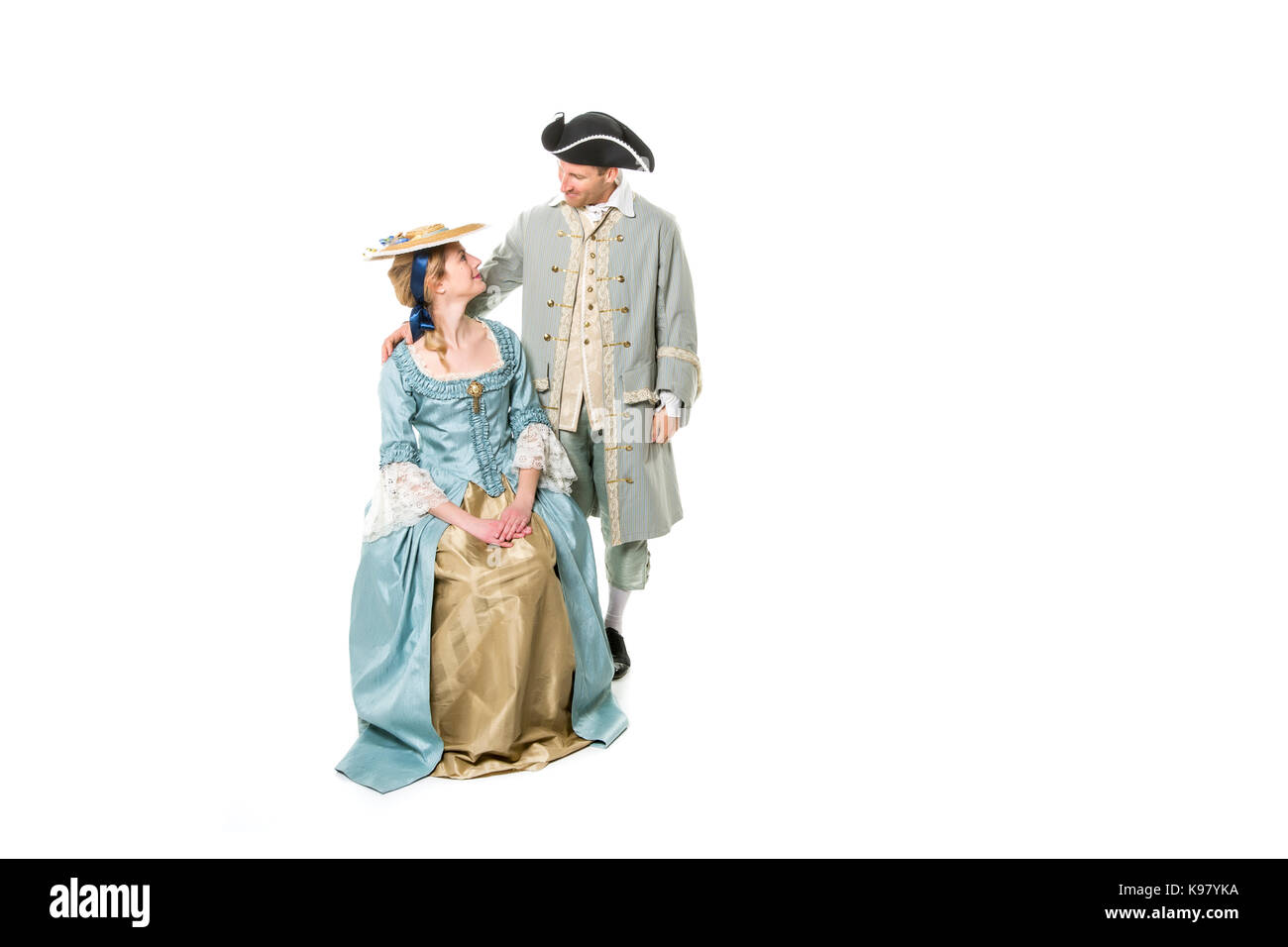 Beau couple de longue robe médiévale isolated on white Banque D'Images