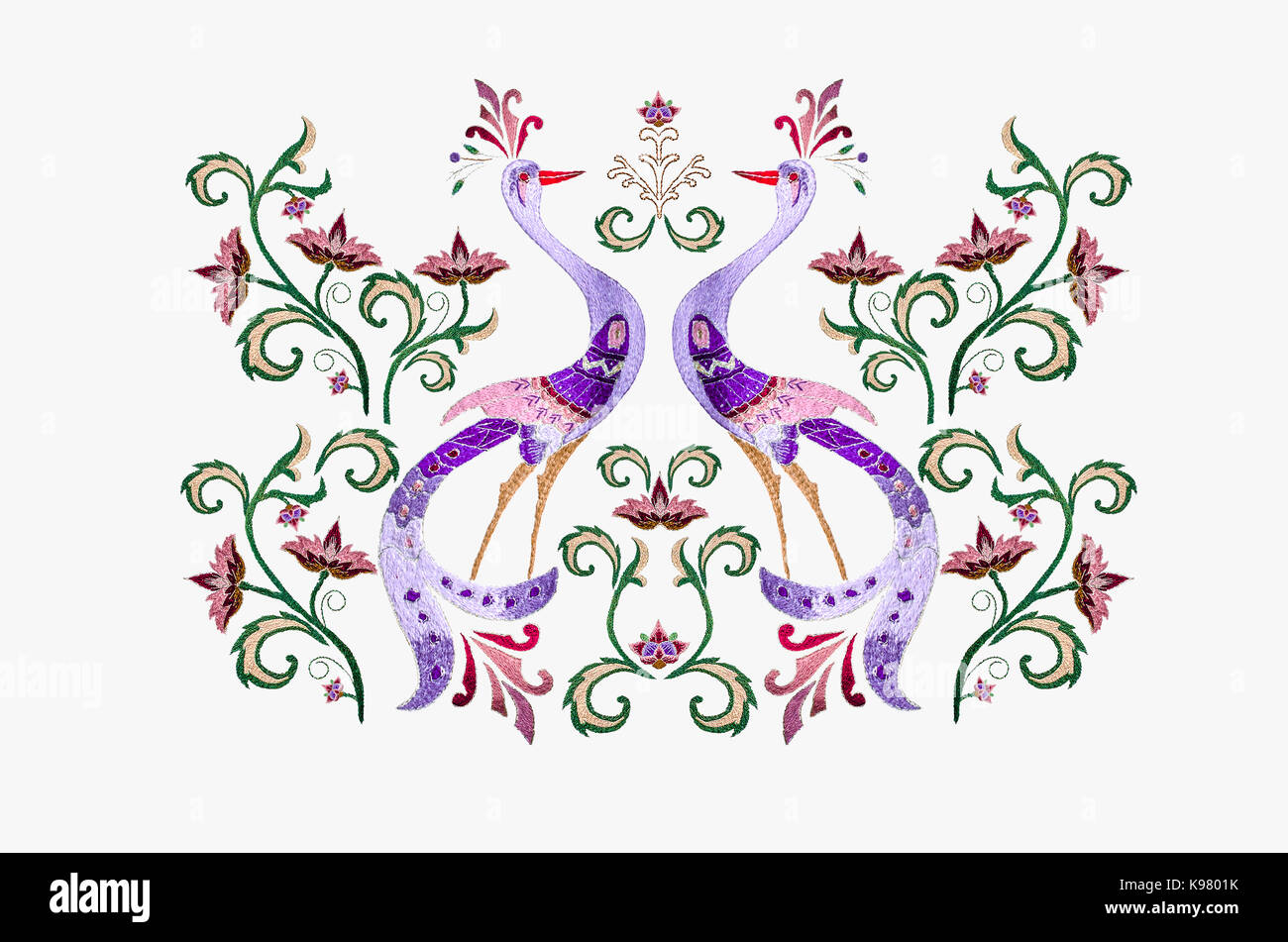 Parmi les oiseaux stylisés broderie branche avec du rouge-violet fleurs et feuilles torsadées sur fond blanc Banque D'Images