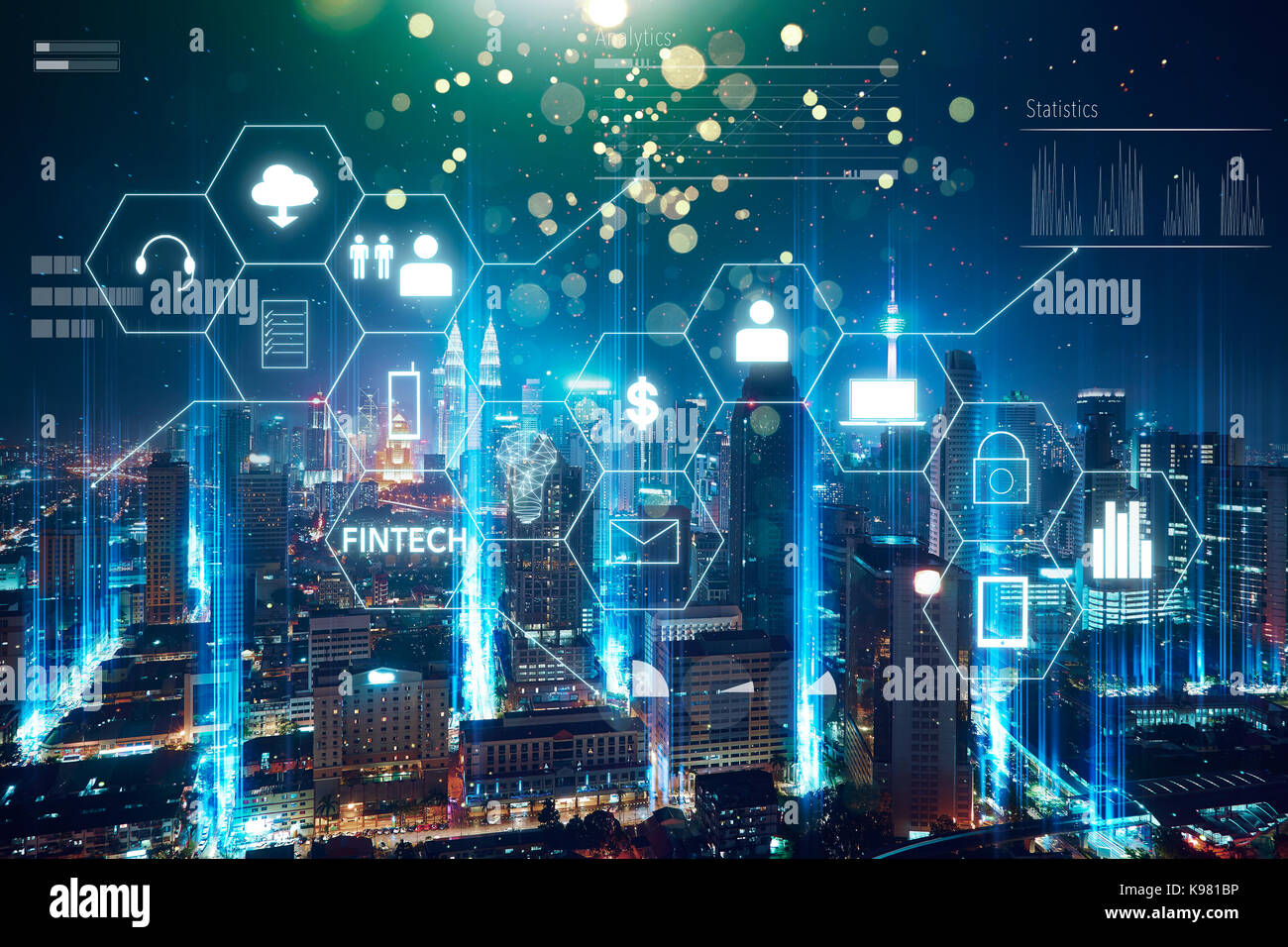'Fintech' mot sur l'écran virtuel numérique avec ville futuriste d'horizon. Concept d'entreprise hi-tech . Banque D'Images