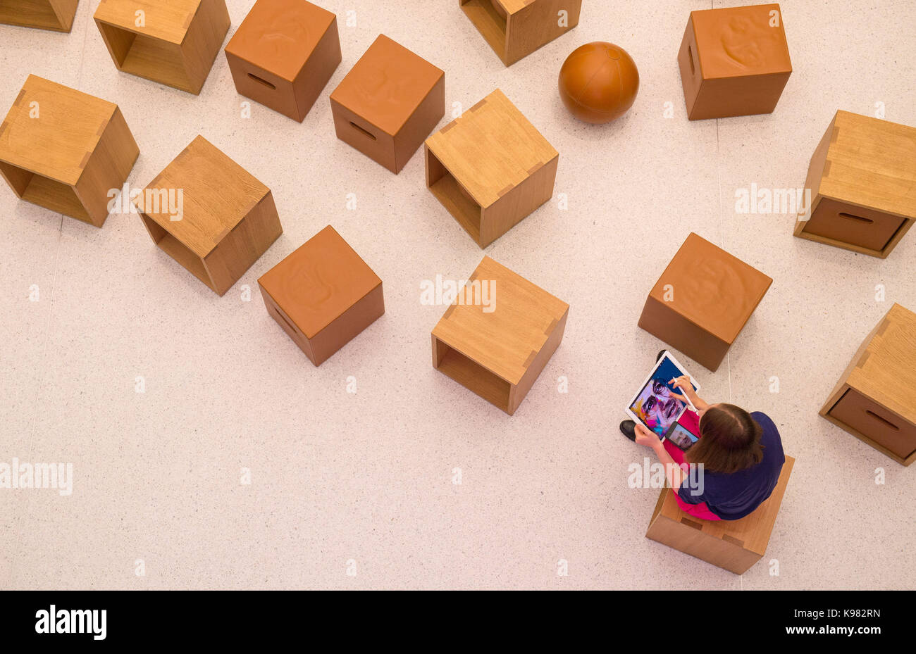 Une femme utilise un ipad pour dessiner une photo de Steve Jobs fondateur d'Apple à l'apple store sur Regent Street, à Londres, comme l'iphone 8 et iphone 8 plus rendez-vous sur la vente au Royaume-Uni. Banque D'Images