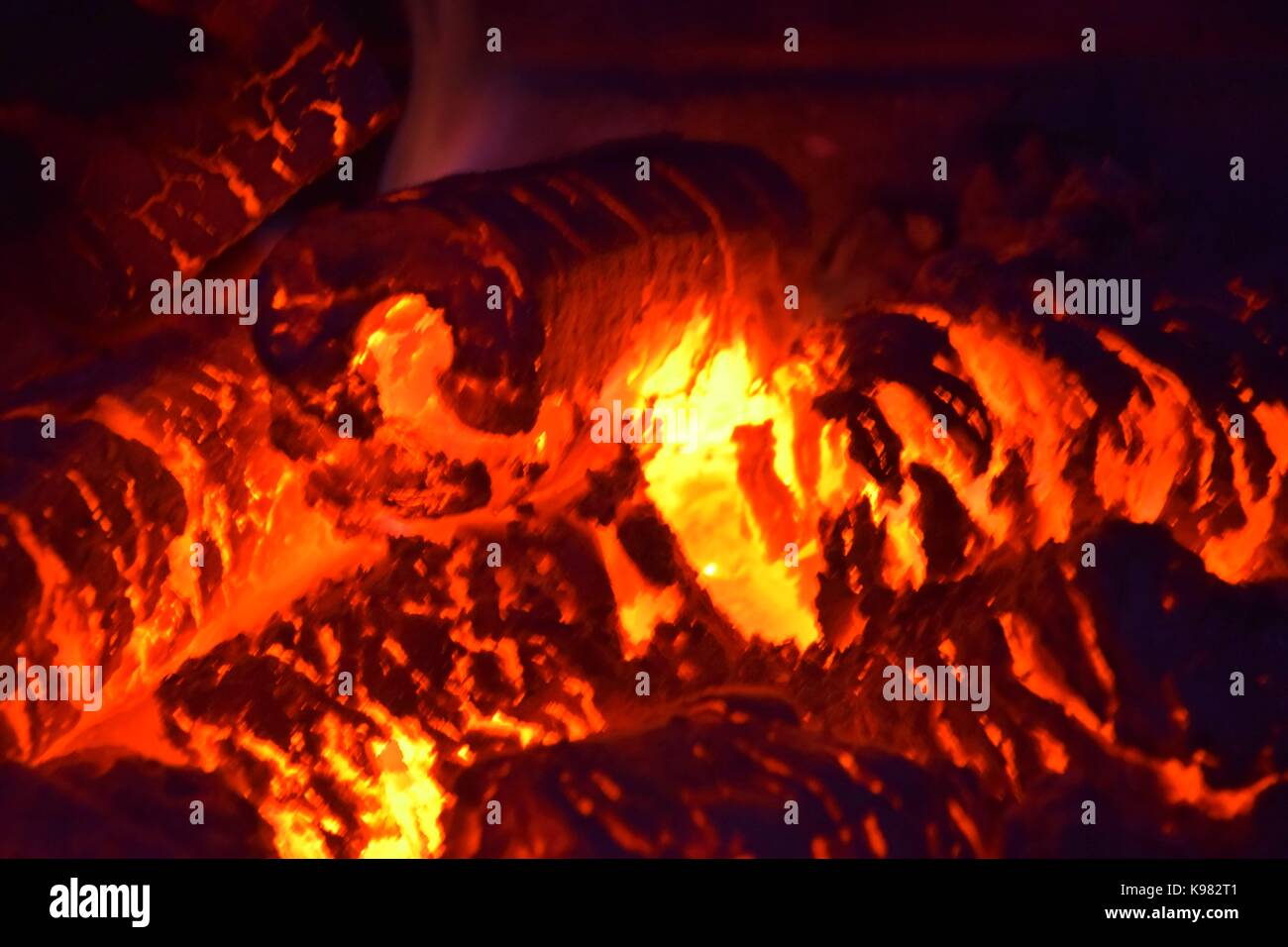 Abstrait les embres chauds dans un poêle, bois brûlant charbon, cheminée, poêle à bois Banque D'Images