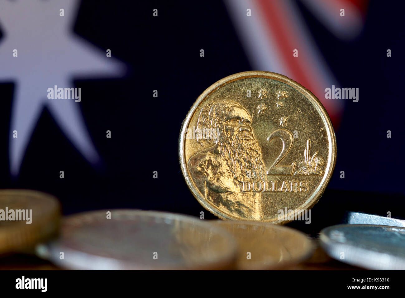Deux pièce d'un dollar australien avec un arrière-plan du drapeau national. Banque D'Images