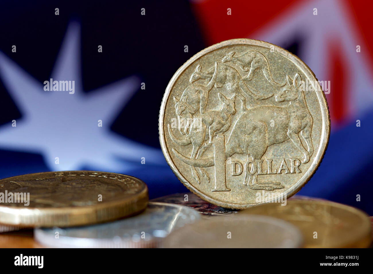 Pièce d'un dollar australien avec un arrière-plan du drapeau national. Banque D'Images