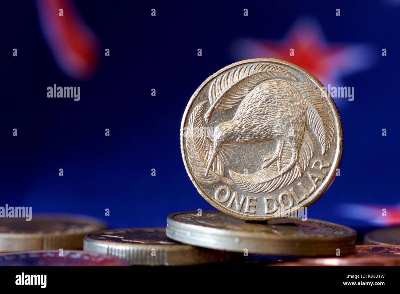 Nz pièce de un dollar sur fond de drapeau national. Banque D'Images