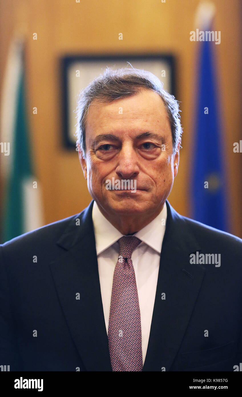 Le président de la Banque centrale européenne Mario Draghi à des édifices gouvernementaux à dublin pour une réunion avec un taoiseach leo varadkar. Banque D'Images