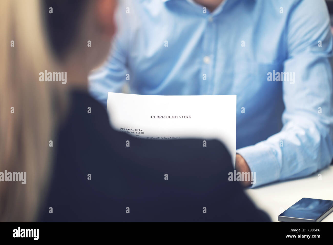 Entrevue d'emploi - femme d'affaires et candidat à l'office de lecture annonce Banque D'Images