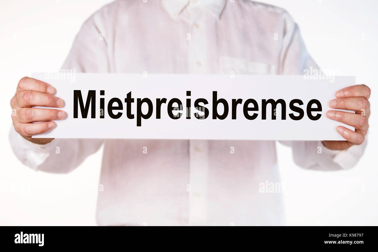 Homme portant protection avec l'inscription des loyers. Banque D'Images