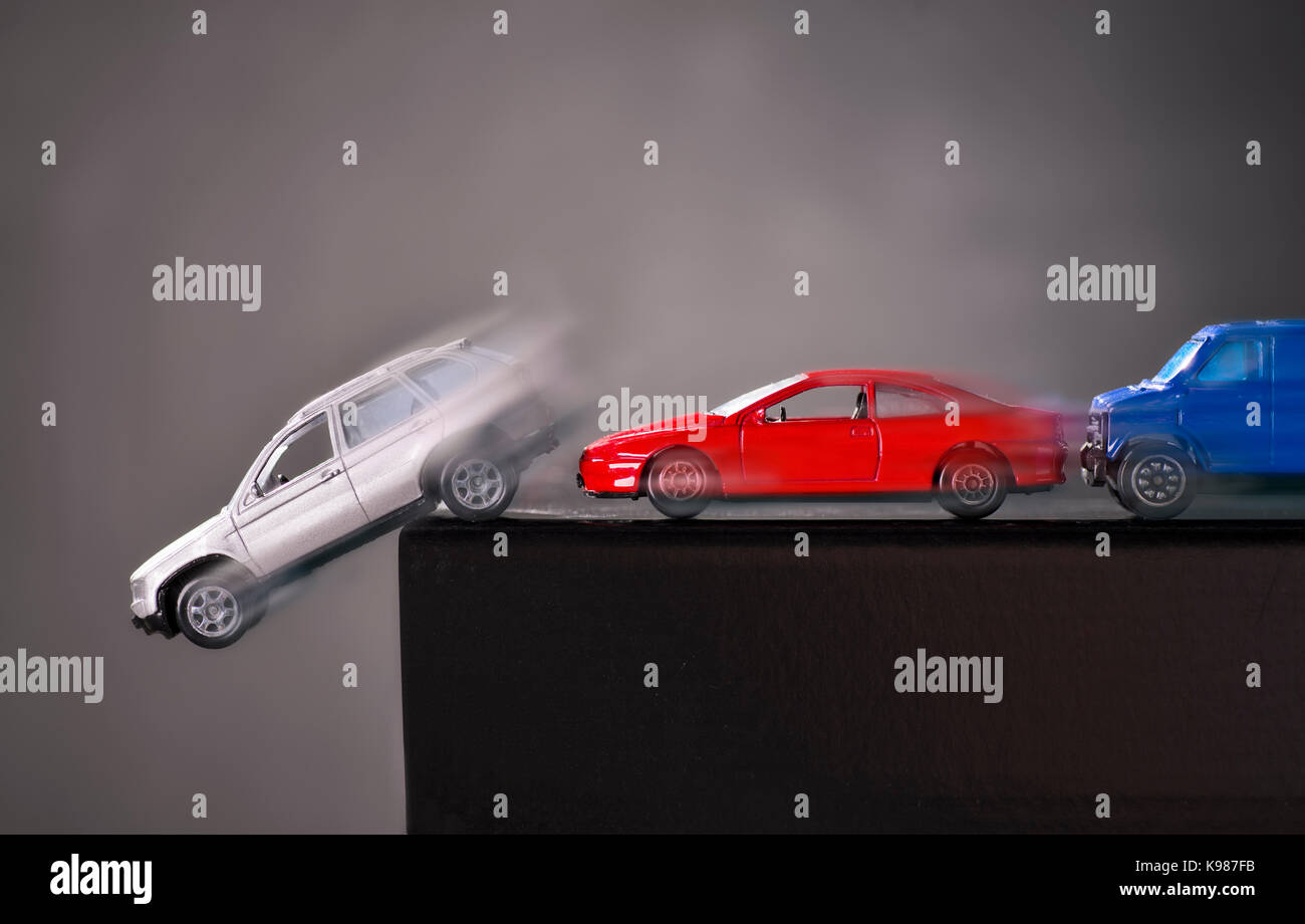 Les voitures roulent à l'abîme et crash Banque D'Images