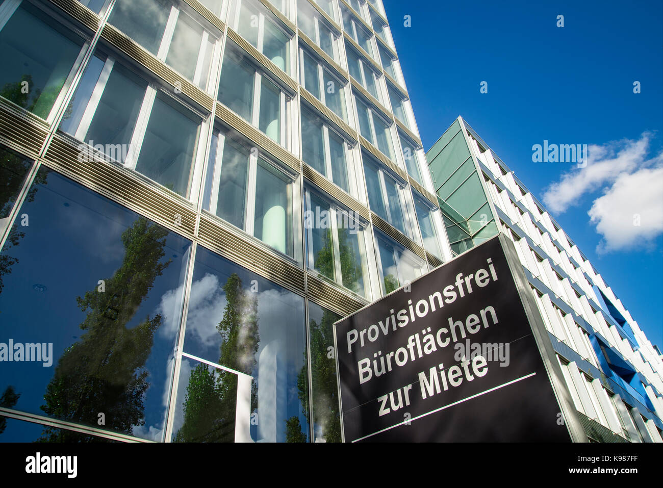 Immeuble de bureaux à Francfort avec le signe d'un courtier immobilier Banque D'Images