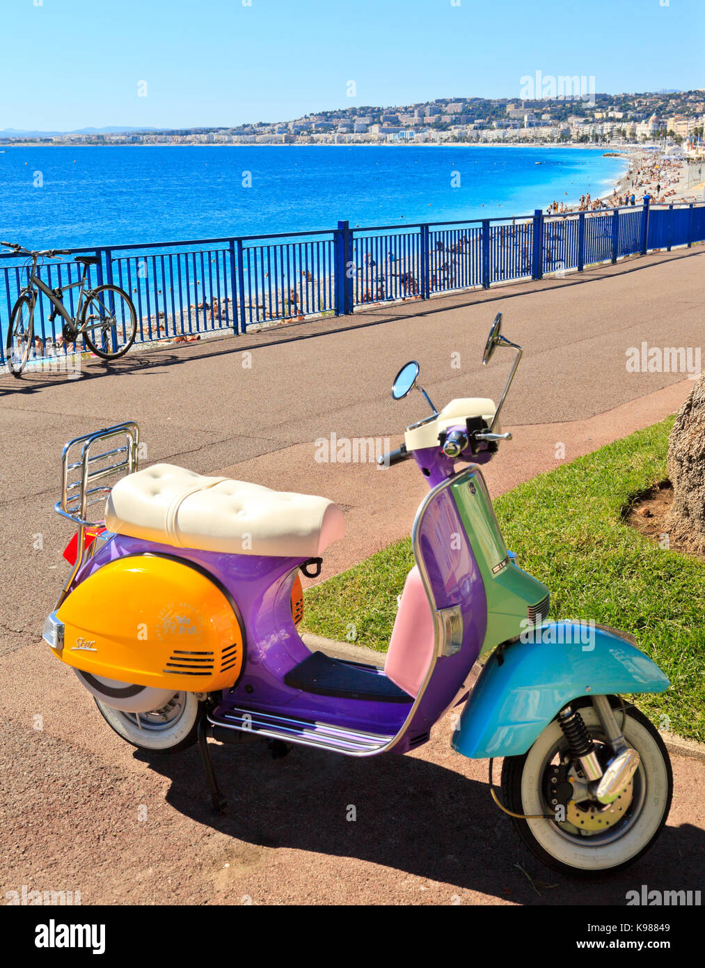 Un scooter peint de couleurs vives, sur la promenade de Nice France Banque D'Images