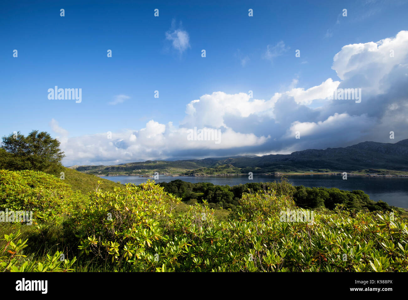 La fin de l'été dramatique nuages se rassemblent dans la distance derrière le loch ailort dans roshven, en Écosse. Banque D'Images