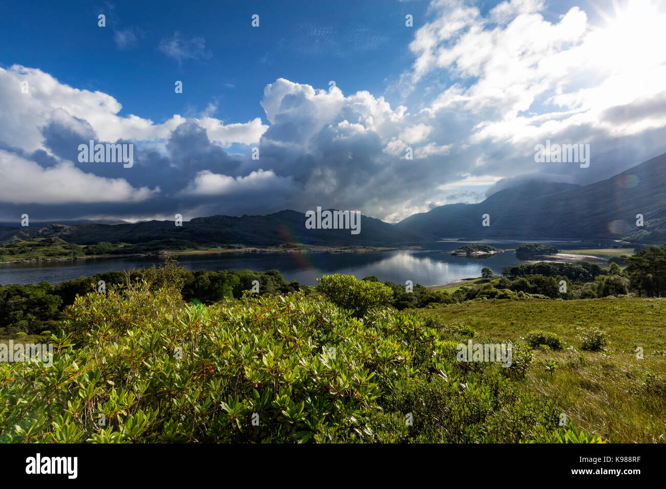 Les nuages du matin se reflétant dans les eaux du loch ailort roshven dans dans, en Écosse. Banque D'Images