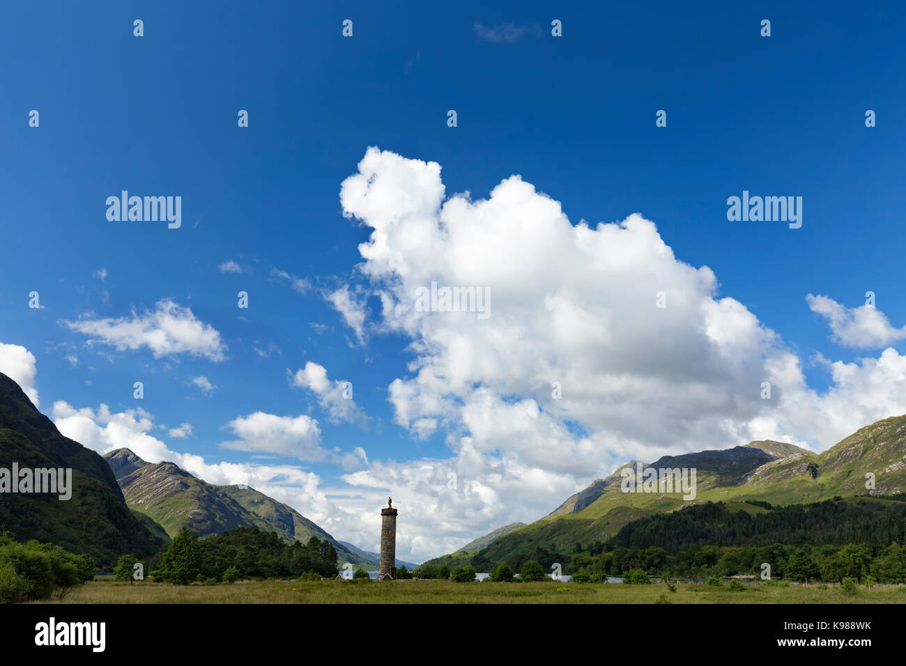 Gros nuages matin blanc au-dessus du monument de Glenfinnan en Écosse. Banque D'Images