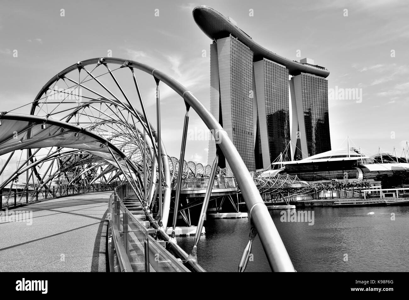 Vue sur la marina bay sands resort de l'helix bridge à Marina Bay, Singapour Banque D'Images