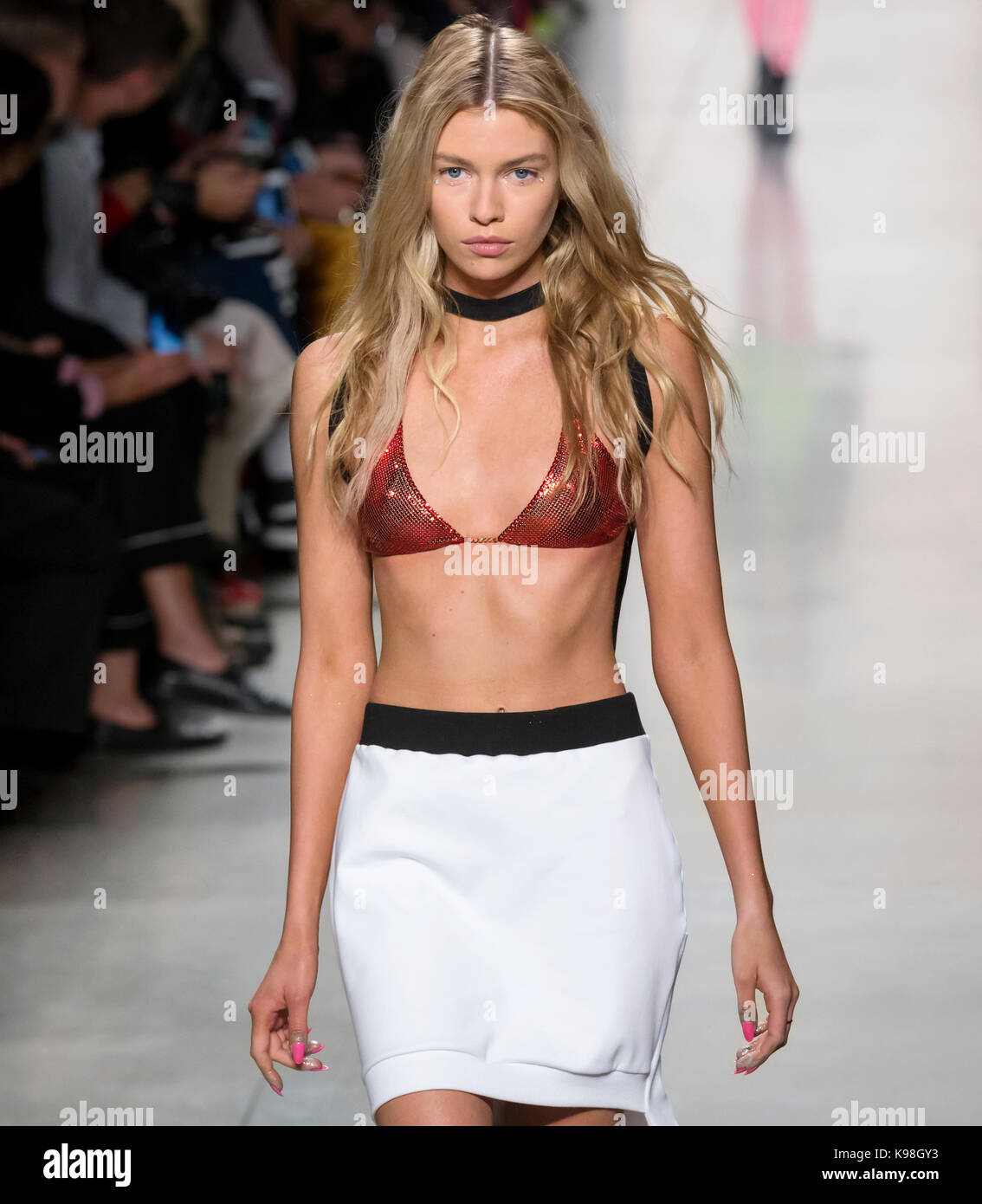 New York, NY - 08 septembre 2017 : stella maxwell promenades la piste au Jeremy Scott spring summer 2018 Fashion show fashion week de new york Banque D'Images