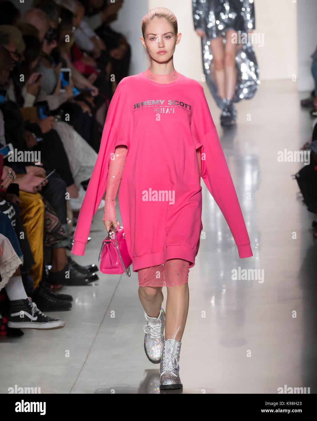 New York, NY - 08 septembre 2017 : Charlotte Free emprunte la piste de l'Jeremy Scott spring summer 2018 Fashion show fashion week de new york Banque D'Images