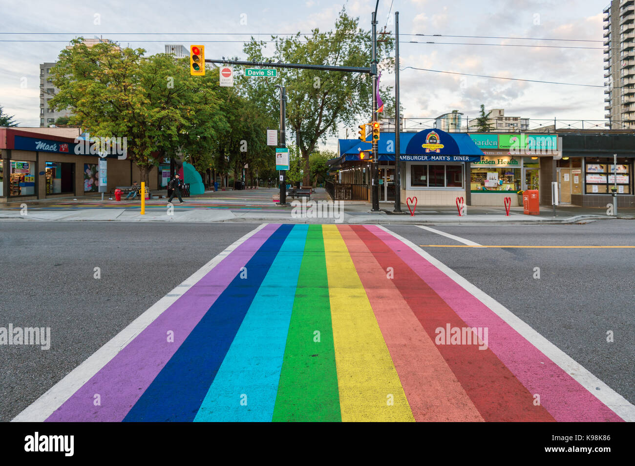 Vancouver, Colombie-Britannique, Canada - 13 septembre 2017 : Gay pride flag concordance à Vancouver gay village Banque D'Images