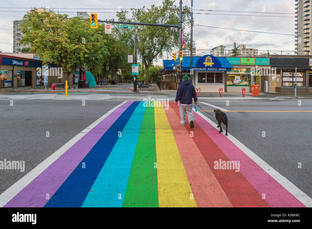 Vancouver, Colombie-Britannique, Canada - 13 septembre 2017 : gay pride flag concordance à vancouver gay village Banque D'Images