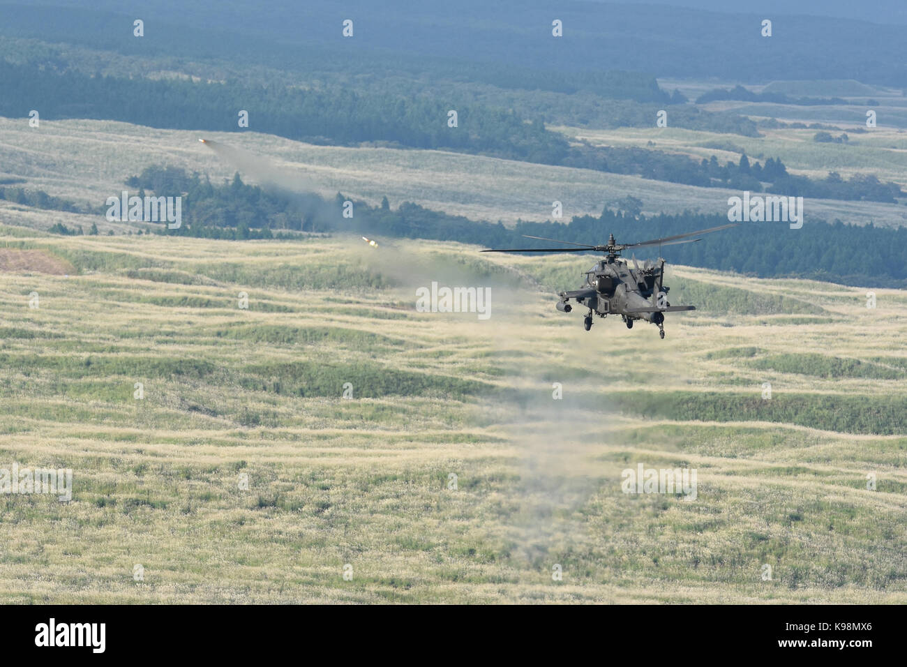 Un AH-64 Apache de l'armée américaine pendant les feux d'artillerie d'un exercice de tir réel Banque D'Images