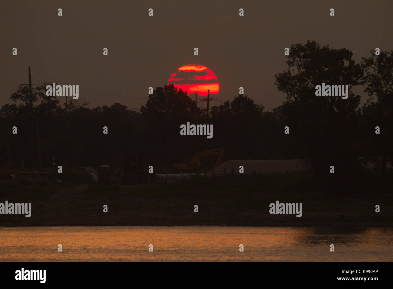 Coucher de soleil rouge sur la rivière Mississippi Banque D'Images