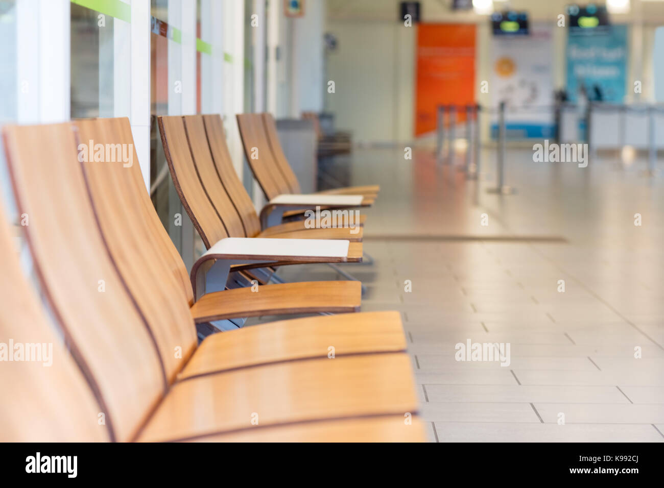 Rangée de chaise en bois dans la salle d'attente à l'aéroport Banque D'Images
