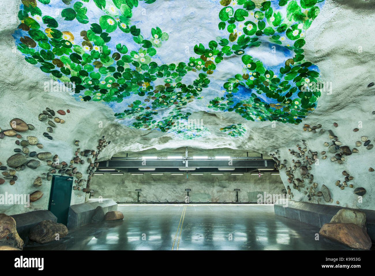 Nackrosen sur la station de métro de Stockholm, ou T-Bana, en Suède. Le métro de Stockholm est considéré comme le plus ancien musée d'art dans le monde. Banque D'Images