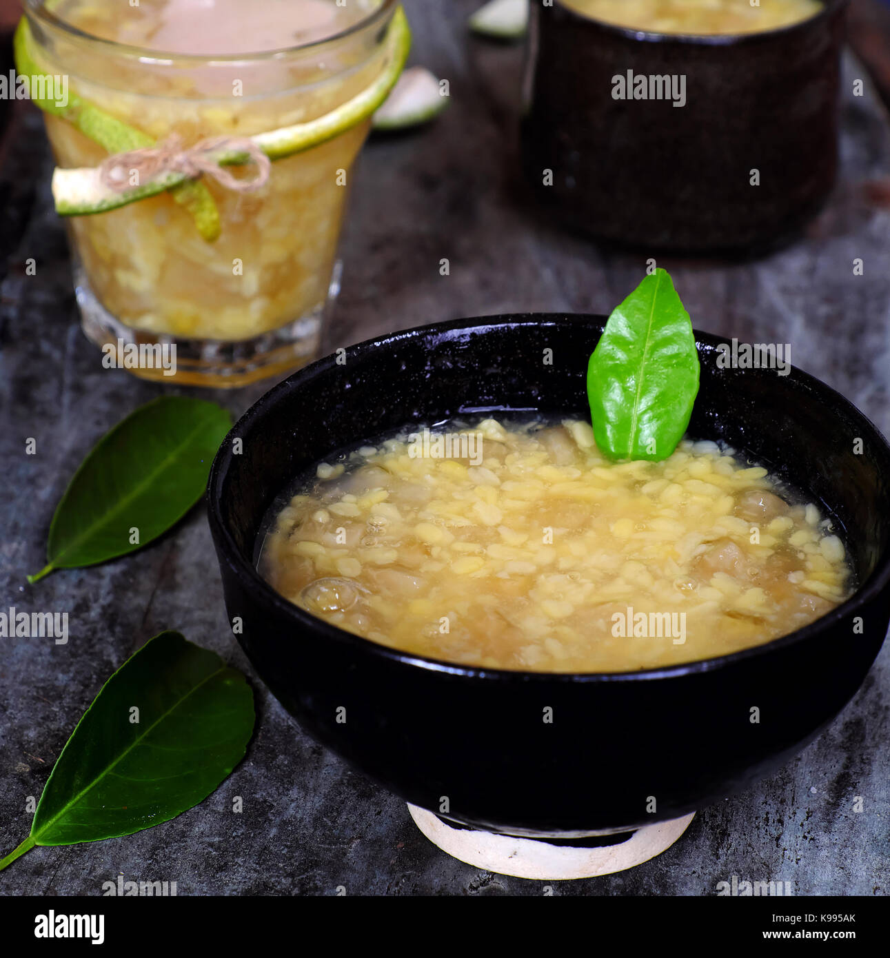 La nourriture vietnamienne pour dessert, che buoi ou de pamplemousse, un doux gruel populaires Soupe sucrée de fruits raisin couenne effilées avec haricot vert, le lait de coco Banque D'Images