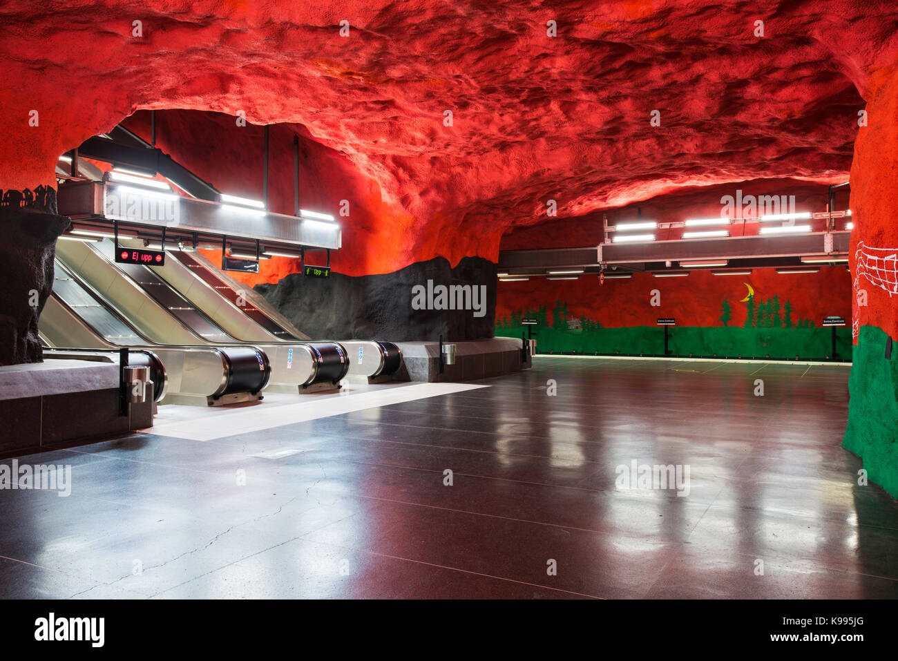 Solna Centrum station sur le métro de Stockholm, ou T-Bana, en Suède. Le métro de Stockholm est considéré comme le plus ancien musée d'art dans le monde. Banque D'Images