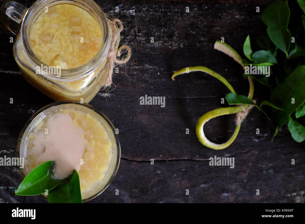 La nourriture vietnamienne pour dessert, che buoi ou de pamplemousse, un doux gruel populaires Soupe sucrée de fruits raisin couenne effilées avec haricot vert, le lait de coco Banque D'Images