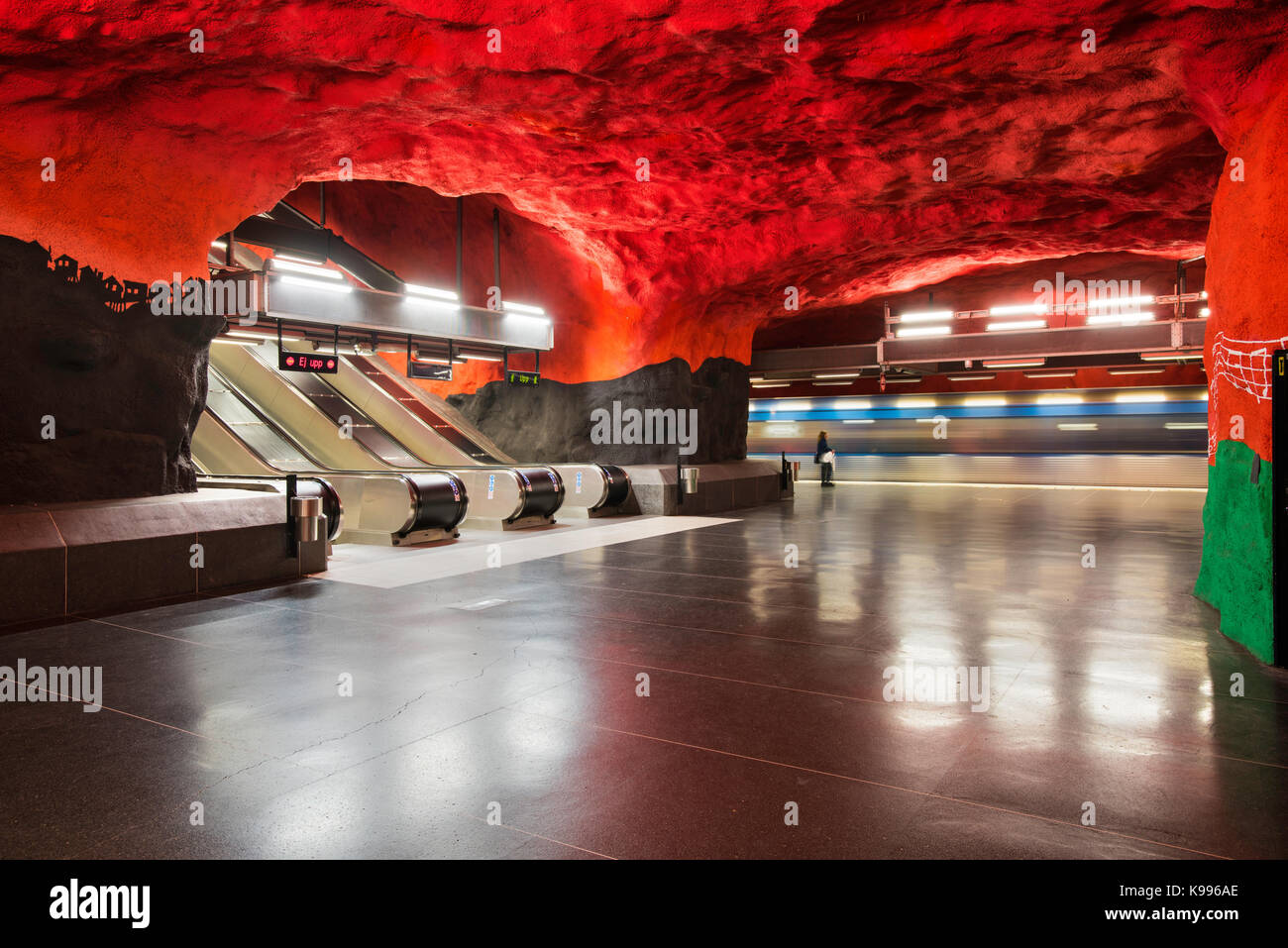 Solna Centrum station sur le métro de Stockholm, ou T-Bana, en Suède. Le métro de Stockholm est considéré comme le plus ancien musée d'art dans le monde. Banque D'Images