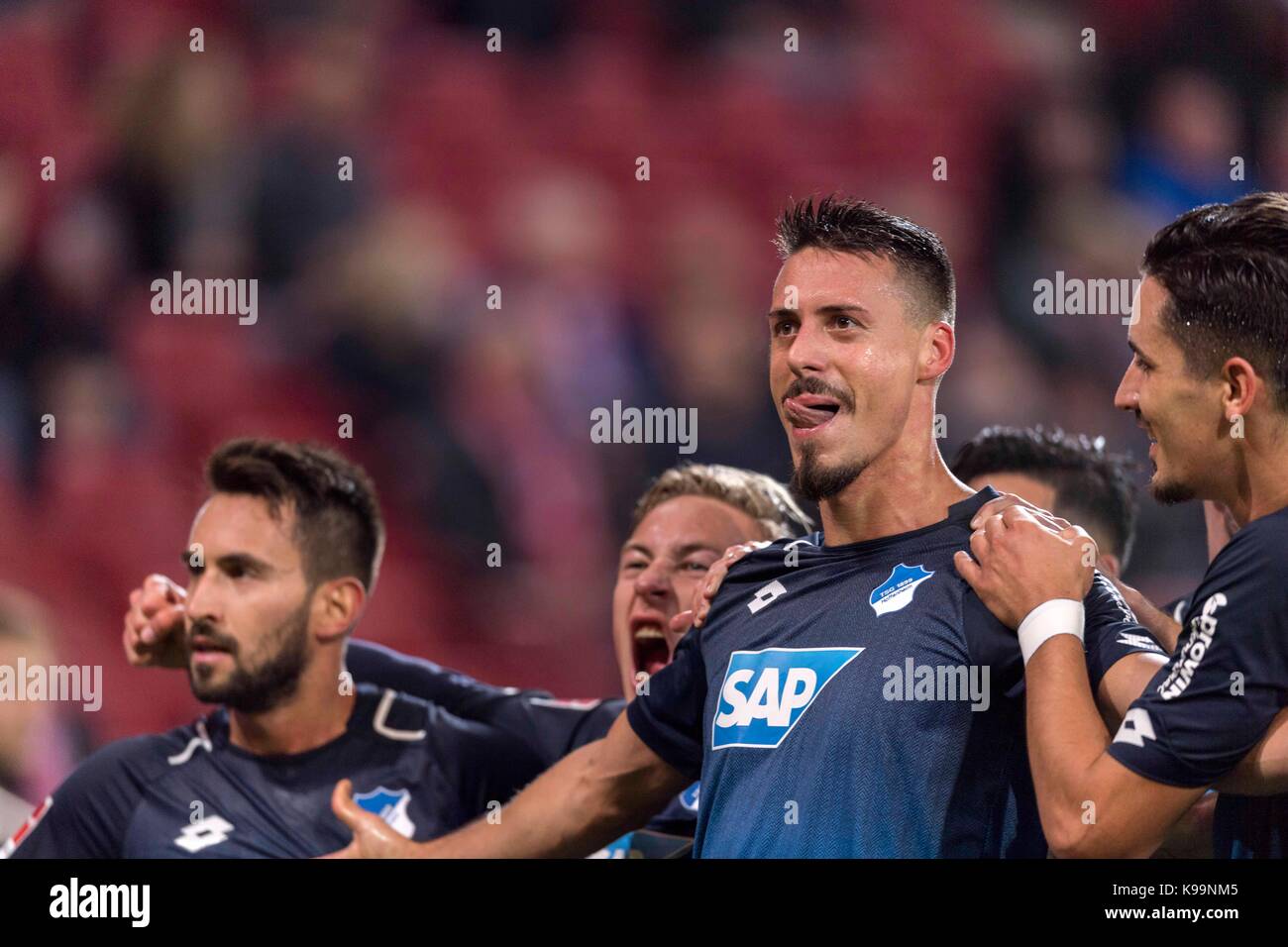 (L-r) lukas rupp, felix passlack, Sandro Wagner, Benjamin hubner (hoffenheim), le 20 septembre 2017 - football / soccer : Sandro Wagner d'hoffenheim célèbre avec ses coéquipiers après avoir marqué leur deuxième but au cours de la 'allemande' match de bundesliga entre 1. FSV Mainz 05 2-3 tsg 1899 hoffenheim chez Opel arena dans la région de Mayence, en Allemagne. (Photo de Maurizio borsari/aflo) Banque D'Images