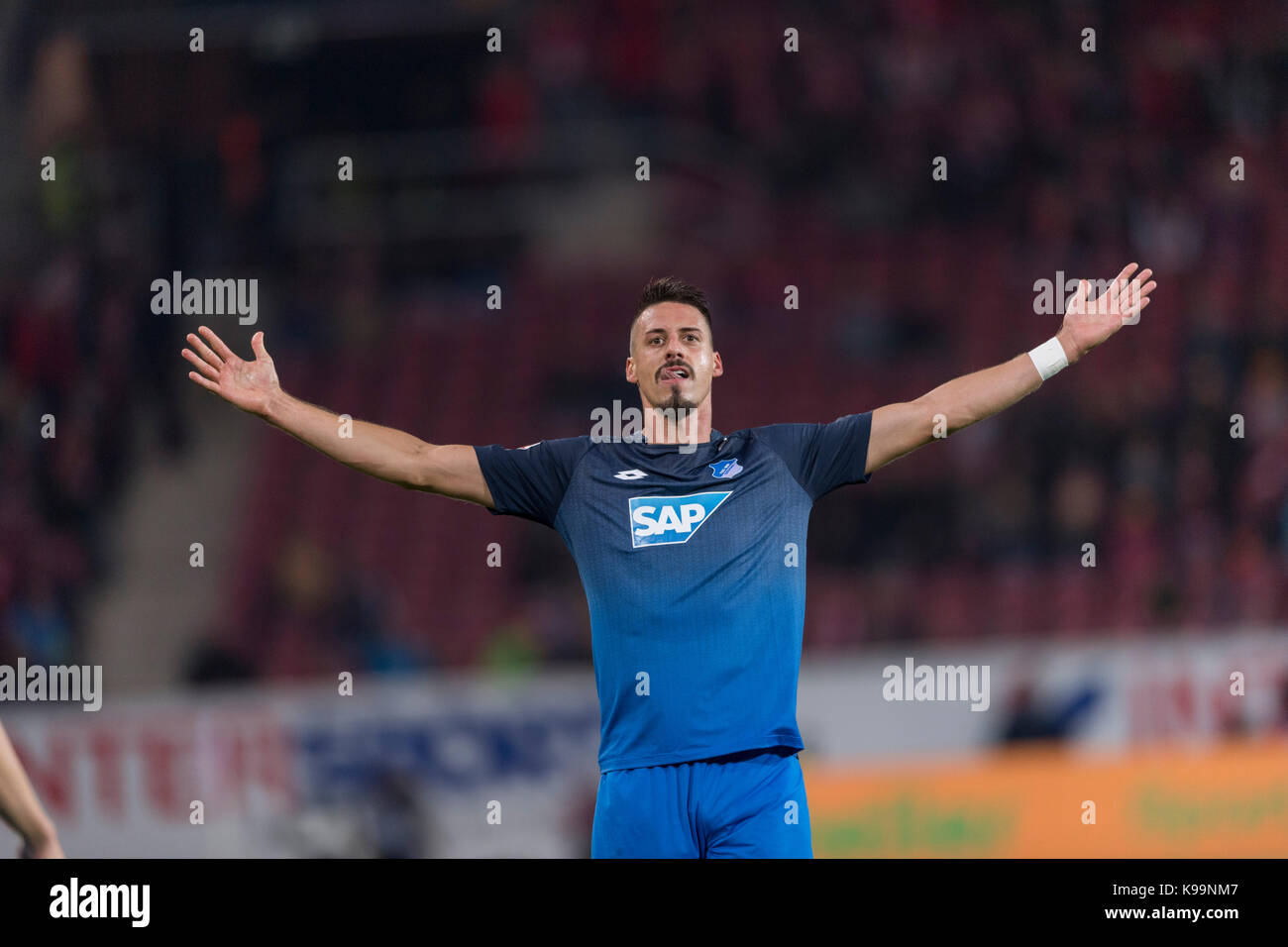 Sandro Wagner (hoffenheim), le 20 septembre 2017 - football / soccer : Sandro Wagner d'hoffenheim célèbre après avoir marqué le deuxième but de son équipe au cours de la 'allemande' match de bundesliga entre 1. FSV Mainz 05 2-3 tsg 1899 hoffenheim chez Opel arena dans la région de Mayence, en Allemagne. (Photo de Maurizio borsari/aflo) Banque D'Images