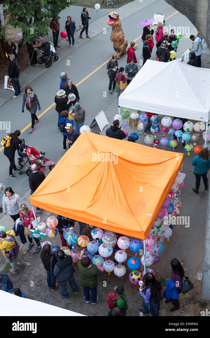 Seattle, Washington, USA. Sep 21, 2017 participants. boutique pour des lanternes à la main à l'aqua théâtre avant le défilé lanterne luminata. Le Fremont Arts Council accueille tous les à la procession autour du lac vert pour fêter l'équinoxe avec costumes lumineux, de lanternes et de l'art, la procession commence à l'aqua Theatre et se termine à l'établissement de théâtre à un banquet secret avec l'art et de la musique live. crédit : Paul christian gordon/Alamy live news crédit : Paul christian gordon/Alamy live news Banque D'Images