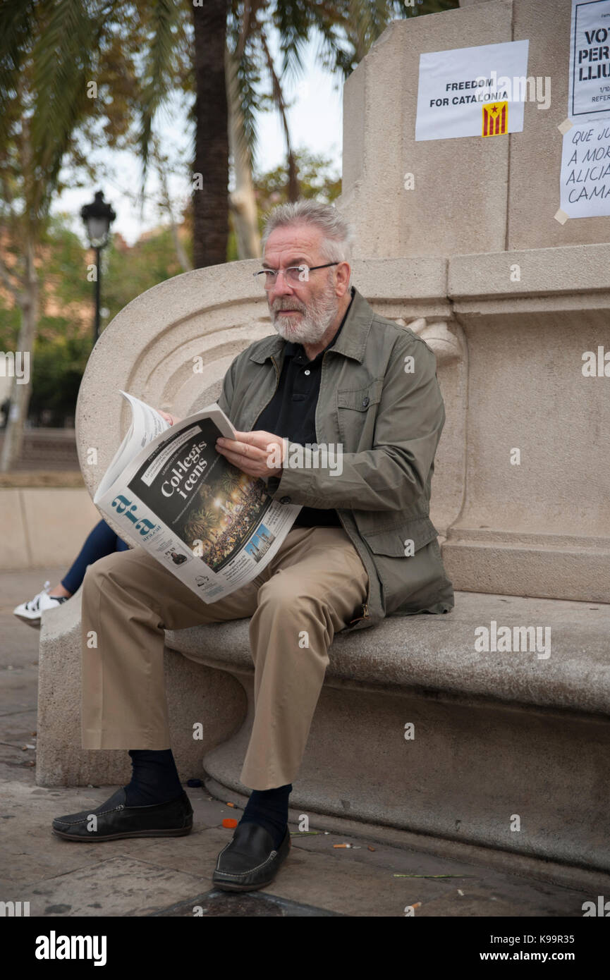 Barcelone, Catalogne. 22 sep, 2017. L'Espagne. Septembre 22th, 2017. d'une centaine de personnes ont passé la nuit devant la cour supérieure de justice de Catalogne pour soutenir le "prisonniers politiques". crédit : charlie perez/Alamy live news Banque D'Images