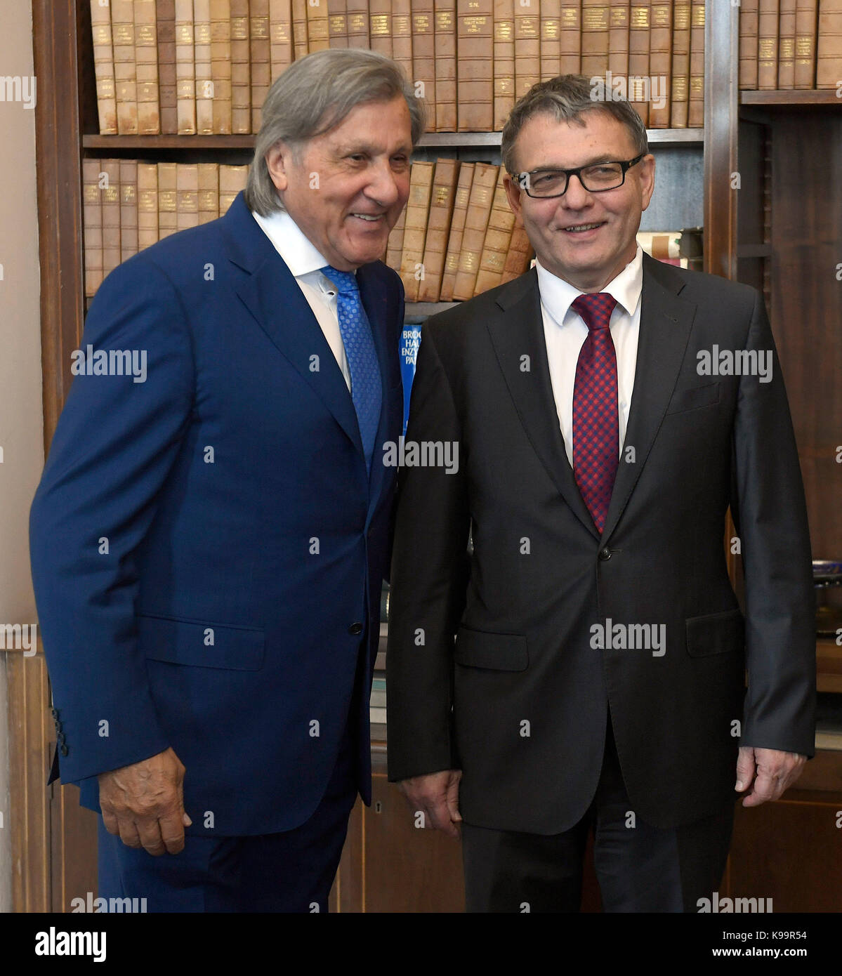 Le ministre tchèque des affaires étrangères, Lubomir Zaoralek (à droite) rencontre avec le candidat au poste de consul honoraire tchèque en Roumanie, Ilie Nastase (à gauche), ancien champion de tennis et le sénateur roumain, à Prague, en République tchèque, le 22 septembre 2017. (Photo/ctk michal krumphanzl) Banque D'Images