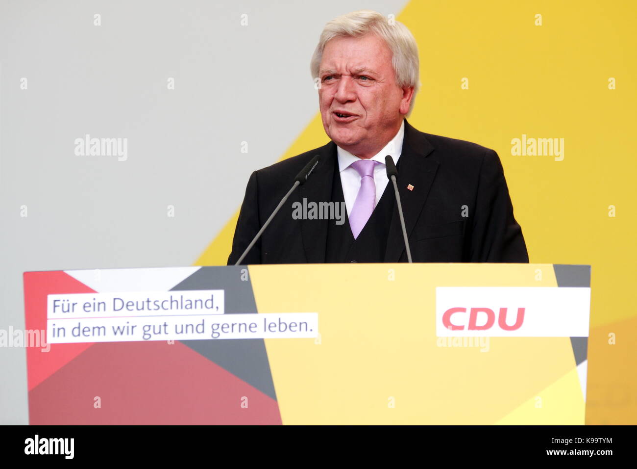 Giessen, Allemagne. 21 septembre 2017. Volker Bouffier, Premier ministre de l'État allemand Hesse, s'exprime lors de la campagne électorale d'Angela Merkel, chancelière allemande et chef de l'Union chrétienne-démocrate, aux élections fédérales du Bundestag (24 septembre 2017) à Brandplatz à Giessen, en Allemagne. Crédit: Christian Lademann Banque D'Images