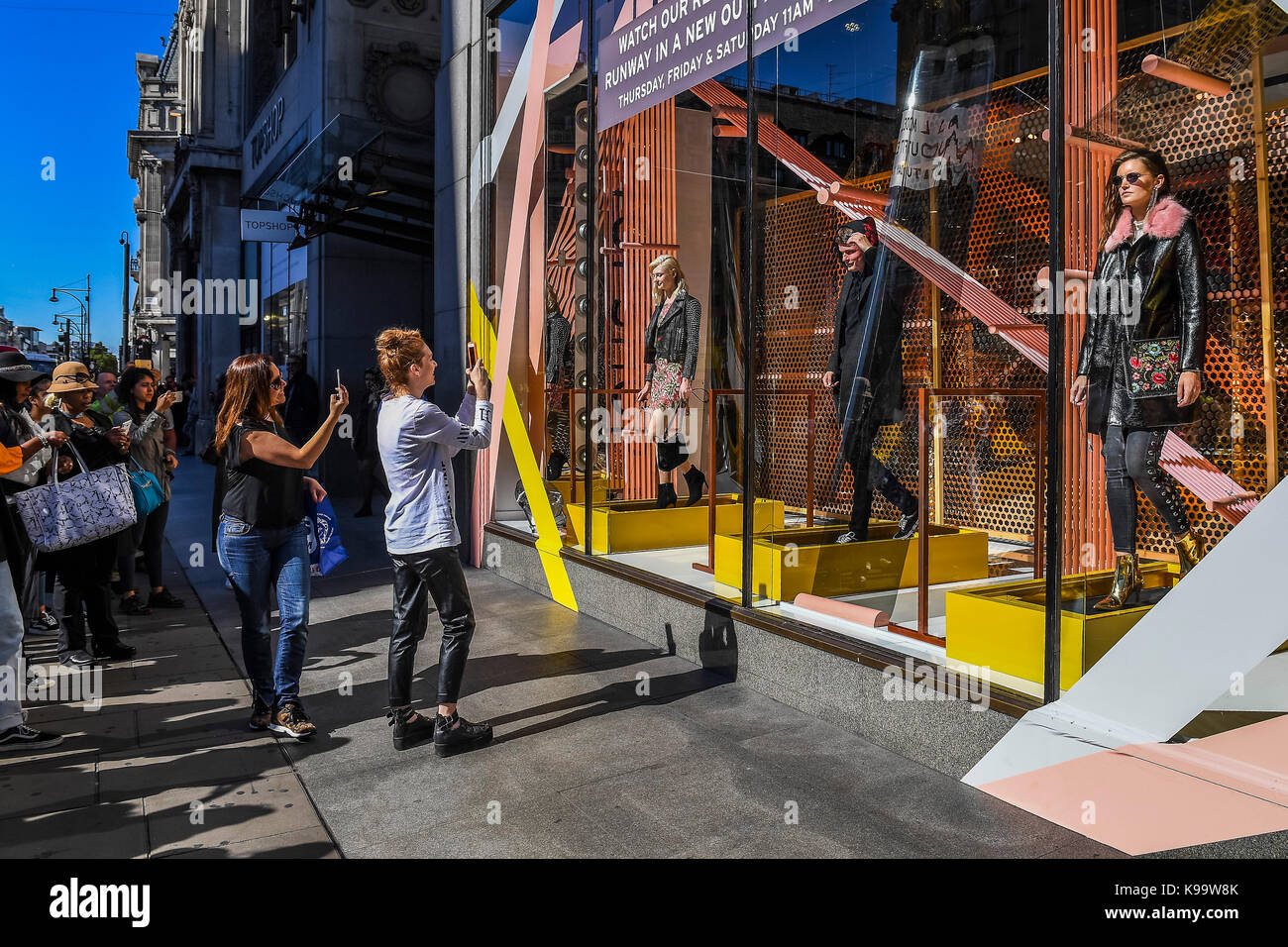 Londres, Royaume-Uni. 22 Sep, 2017. Les modèles montrent off Top Shop clothes sur des pistes à l'Oxford Street store fenêtre sous passants de prendre des photos ou tout simplement vous promener sur par. London, UK 22 Sep 2017 Crédit : Guy Bell/Alamy Live News Banque D'Images