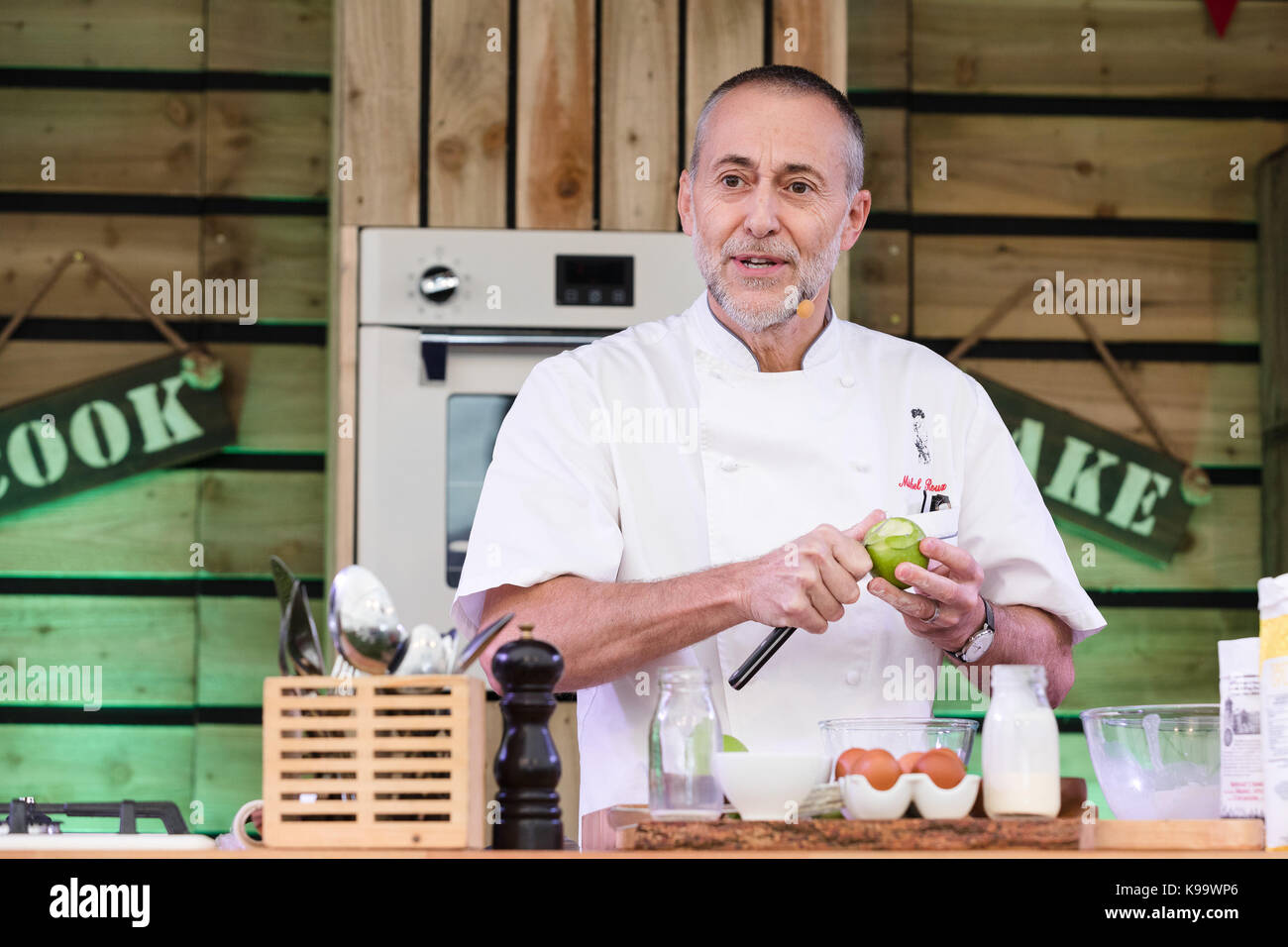 Londres, Royaume-Uni. 22 Sep, 2017. Chef, Michel Roux jr (Junior) donne une démonstration culinaire à la fête de la BBC Good Food, qui a eu lieu à la Tour de Londres. Credit : Vickie Flores/Alamy Live News Banque D'Images