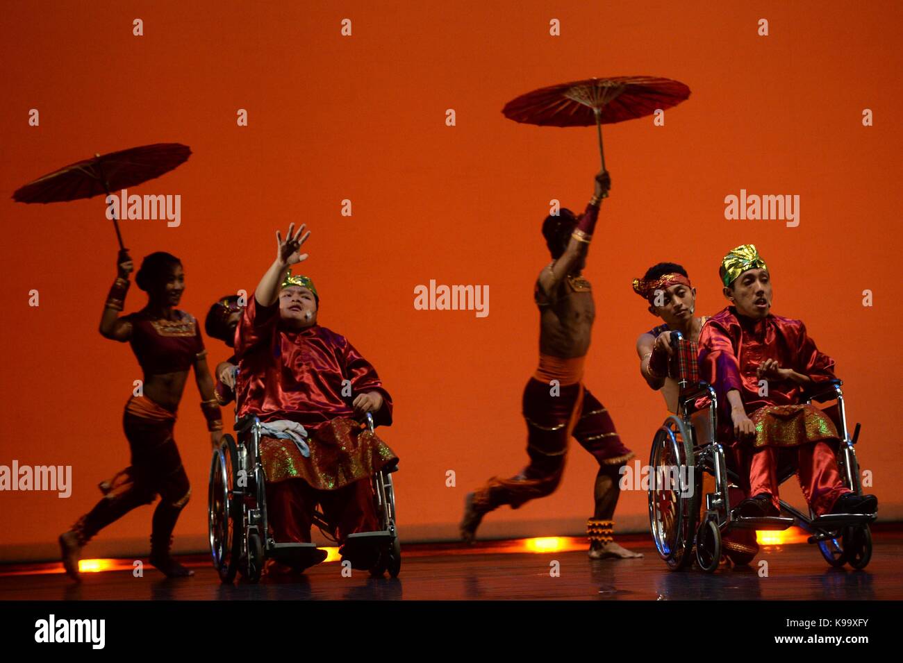 Jakarta. 22 sep, 2017. Les danseurs et les personnes à mobilité réduite d'effectuer ensemble au cours de l'aperçu de la presse d'un événement de danse 'inclusive' dans la 2ème ballet indonésien galla à Jakarta, Indonésie. sept. 22, 2017. "Un événement de danse inclusive' combine les deux personnes valides et handicapées afin de promouvoir que le handicap n'est pas de limite à la créativité et l'expression artistique. crédit : ti'kuncahya b./Xinhua/Alamy live news Banque D'Images