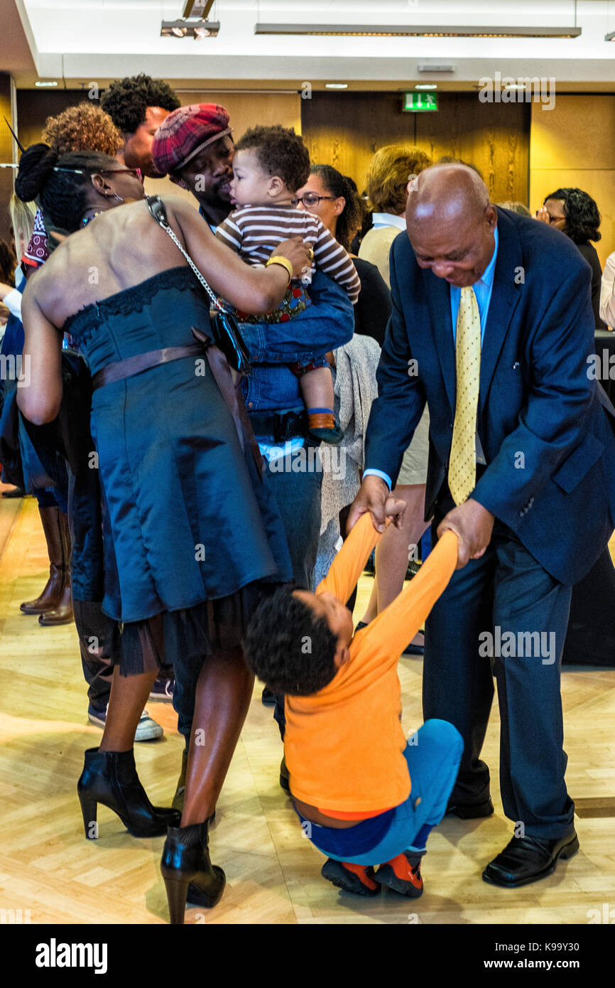 Berlin, Allemagne. 22 septembre 2017. Sud Africains vivant à Berlin ont été invités par l'Ambassadeur Pierre Sizani à le rejoindre à la fête du patrimoine à l'ambassade d'Afrique du Sud à Berlin. La Fête du patrimoine est une maison de public de l'Afrique du Sud a célébré le 24 septembre. Sud Africains célèbrent leur culture et la diversité de croyances et de traditions. La journée appartient à tous les Sud-africains et est souvent célébrée avec un Braai informel ou d'un barbecue. Eden Breitz/Alamy Live NEws Banque D'Images