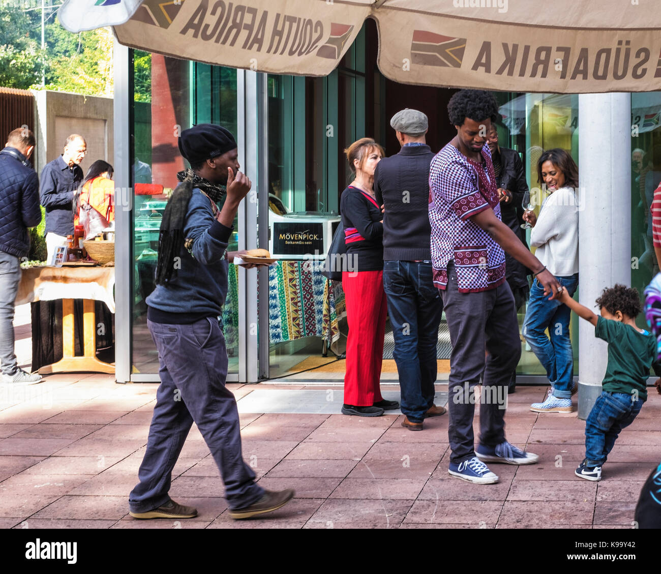 Berlin, Allemagne. 22 septembre 2017. Sud Africains vivant à Berlin ont été invités par l'Ambassadeur Pierre Sizani à le rejoindre à la fête du patrimoine à l'ambassade d'Afrique du Sud à Berlin. La Fête du patrimoine est une maison de public de l'Afrique du Sud a célébré le 24 septembre. Sud Africains célèbrent leur culture et la diversité de croyances et de traditions. La journée appartient à tous les Sud-africains et est souvent célébrée avec un Braai informel ou d'un barbecue. Eden Breitz/Alamy Live NEws Banque D'Images