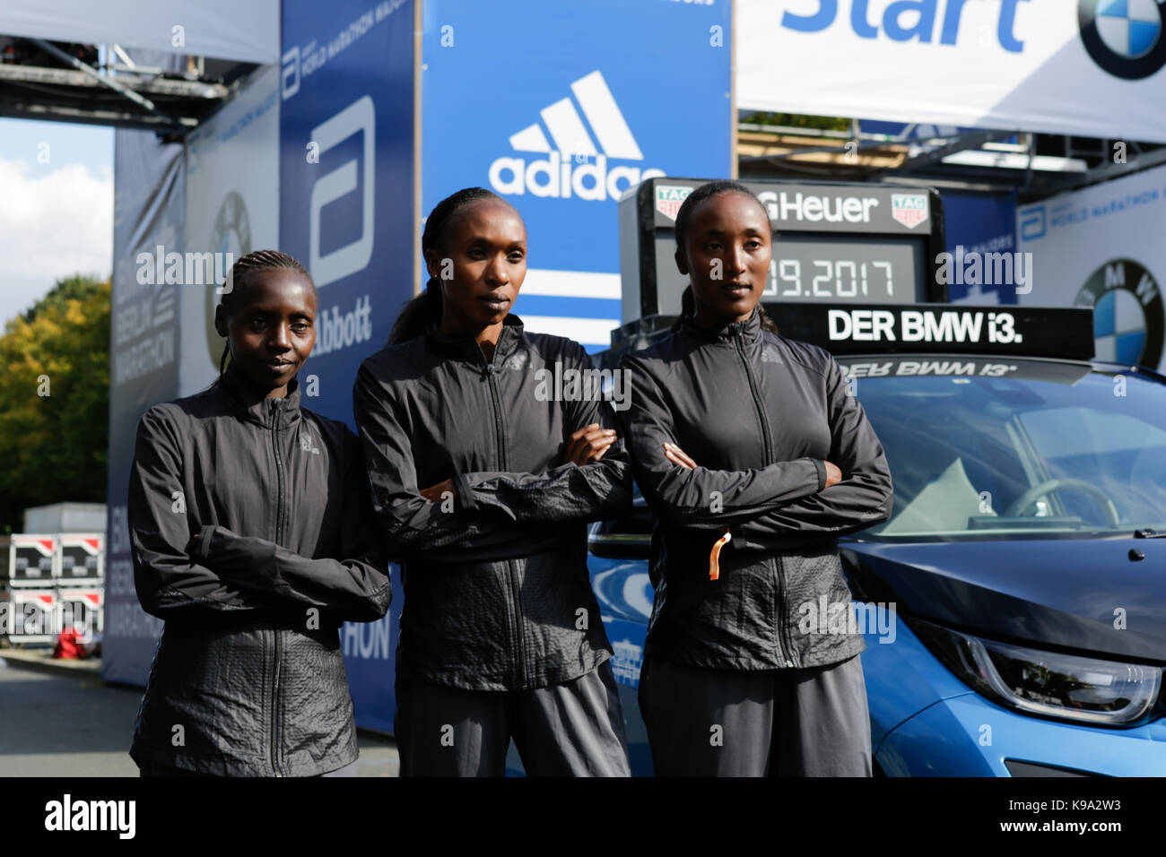 Berlin, Allemagne. 22 septembre 2017. valary aiyabei du Kenya, Gladys cherono du Kenya et d'Ethiopie beriso amane poser pour les caméras sur la ligne de départ. l'avant-coureurs, garçons et filles, pour le 44e marathon de Berlin bmw ainsi que deux records du monde Guinness à l'investiture ont posé pour les caméras sur la ligne de départ du marathon. Banque D'Images