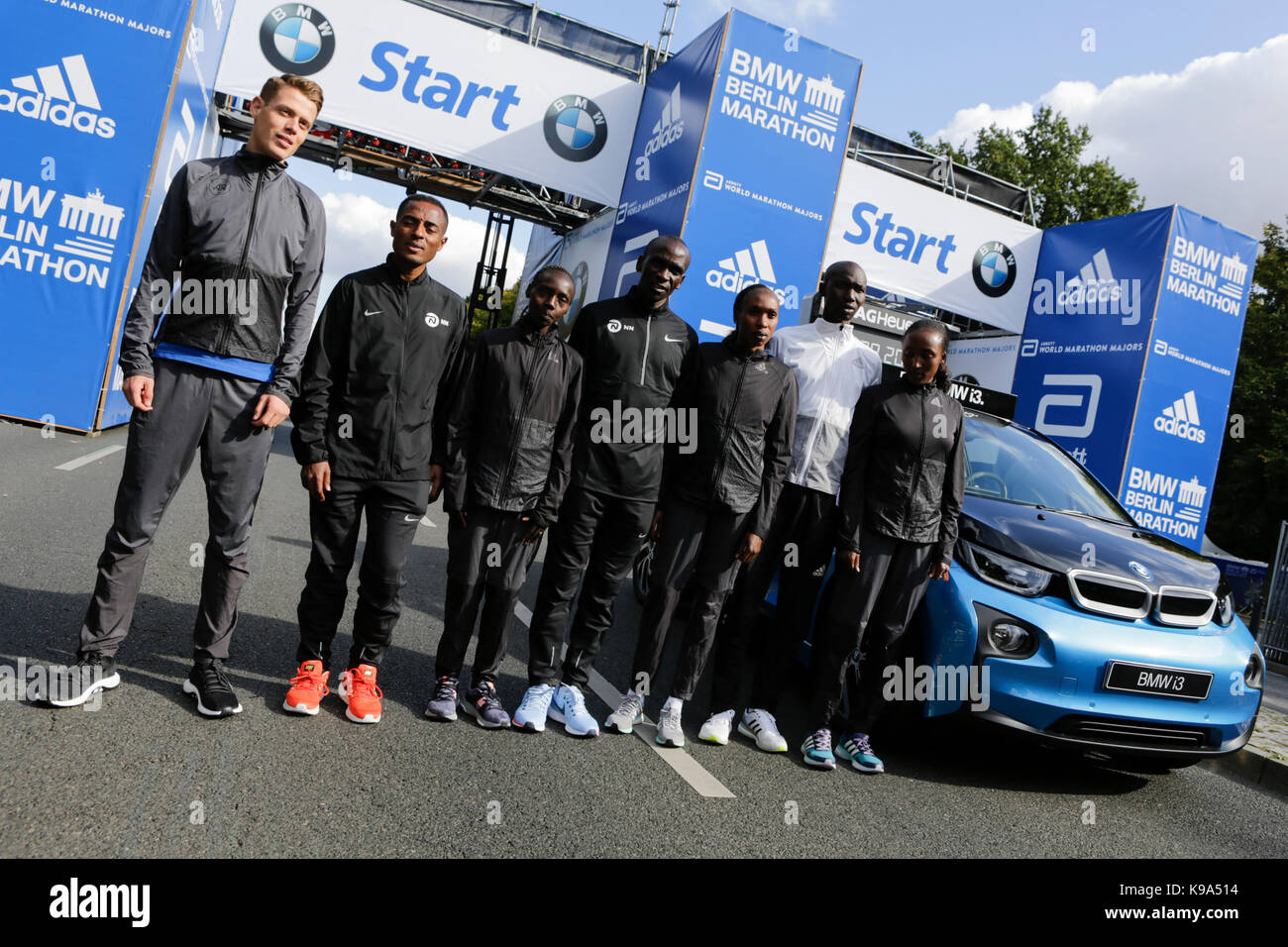 Philipp Pfleger de Allemagne, Kenenisa Bekele de l'Ethiopie, du Kenya, de l'Aiyabei Valary Eliud Kipchoge du Kenya, Gladys Cherono du Kenya, Wilson Kipsang du Kenya et d'Ethiopie Beriso Amane poser pour les caméras sur la ligne de départ. L'avant-coureurs, garçons et filles, pour le 44e Marathon de Berlin BMW ainsi que deux records du monde Guinness à l'investiture ont posé pour les caméras sur la ligne de départ du marathon. Banque D'Images