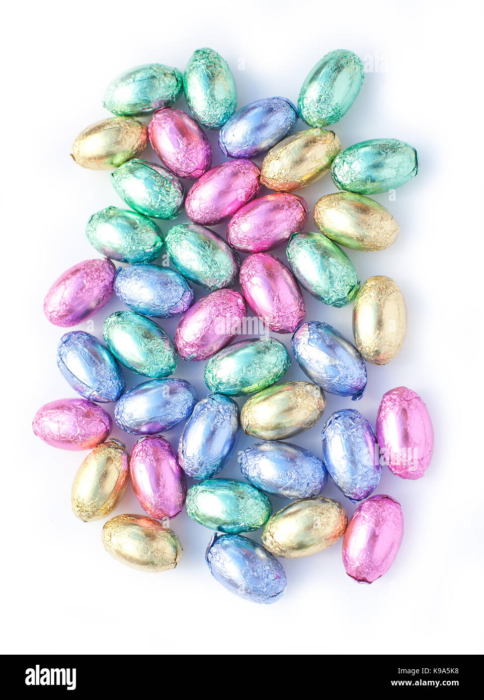 Décoration faite à la main avec des œufs en chocolat chocolat colorés. oeufs. manger décoration de pâques pour Pâques. Banque D'Images